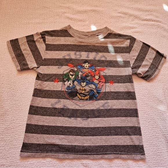 Boys size 6, 5/6 t shirts, Justice League, Batman, and Yoda - Picture 13 of 14